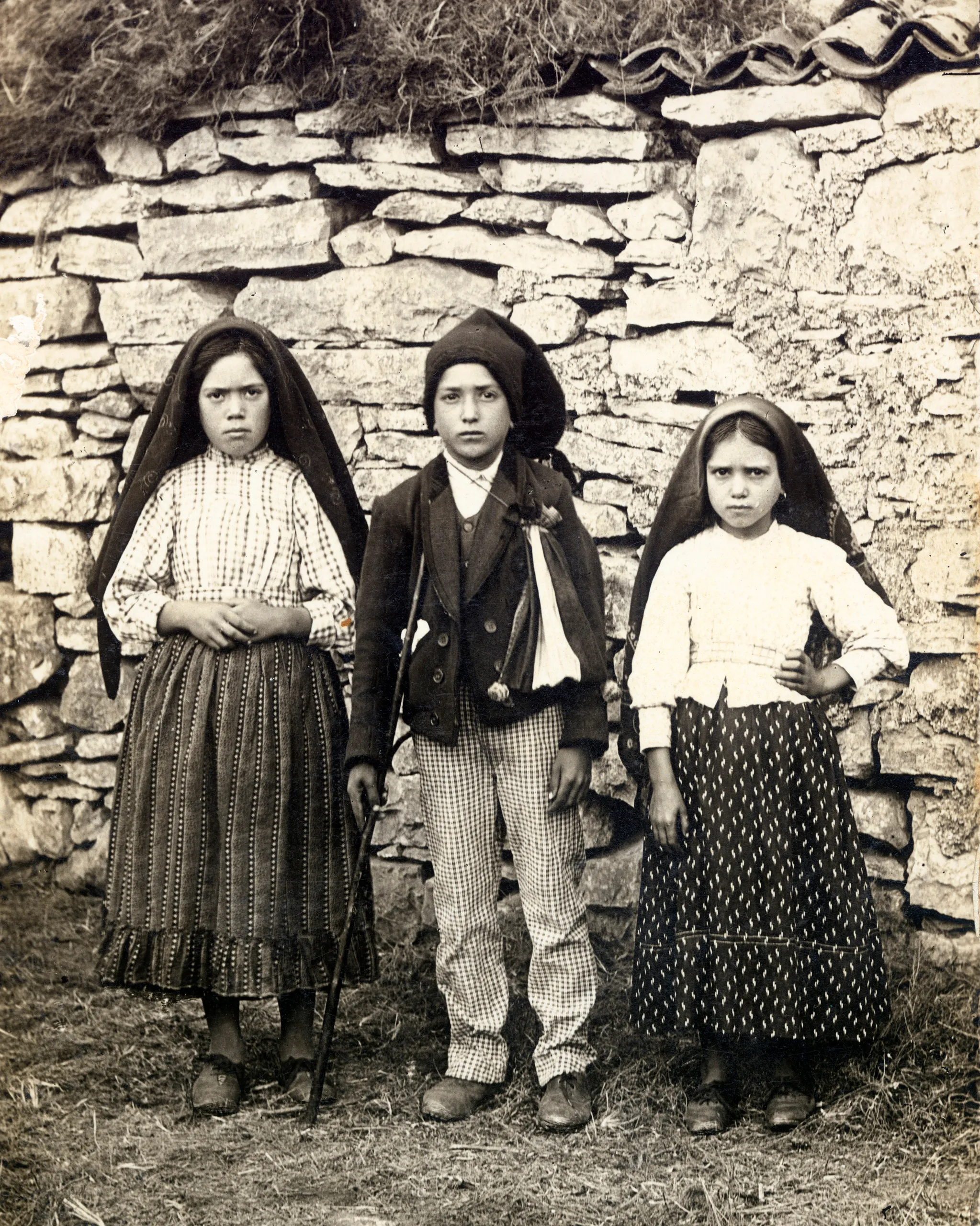 Attributed to Joshua Benoliel, لوسيا وفرنسيسكو وجاسينتا