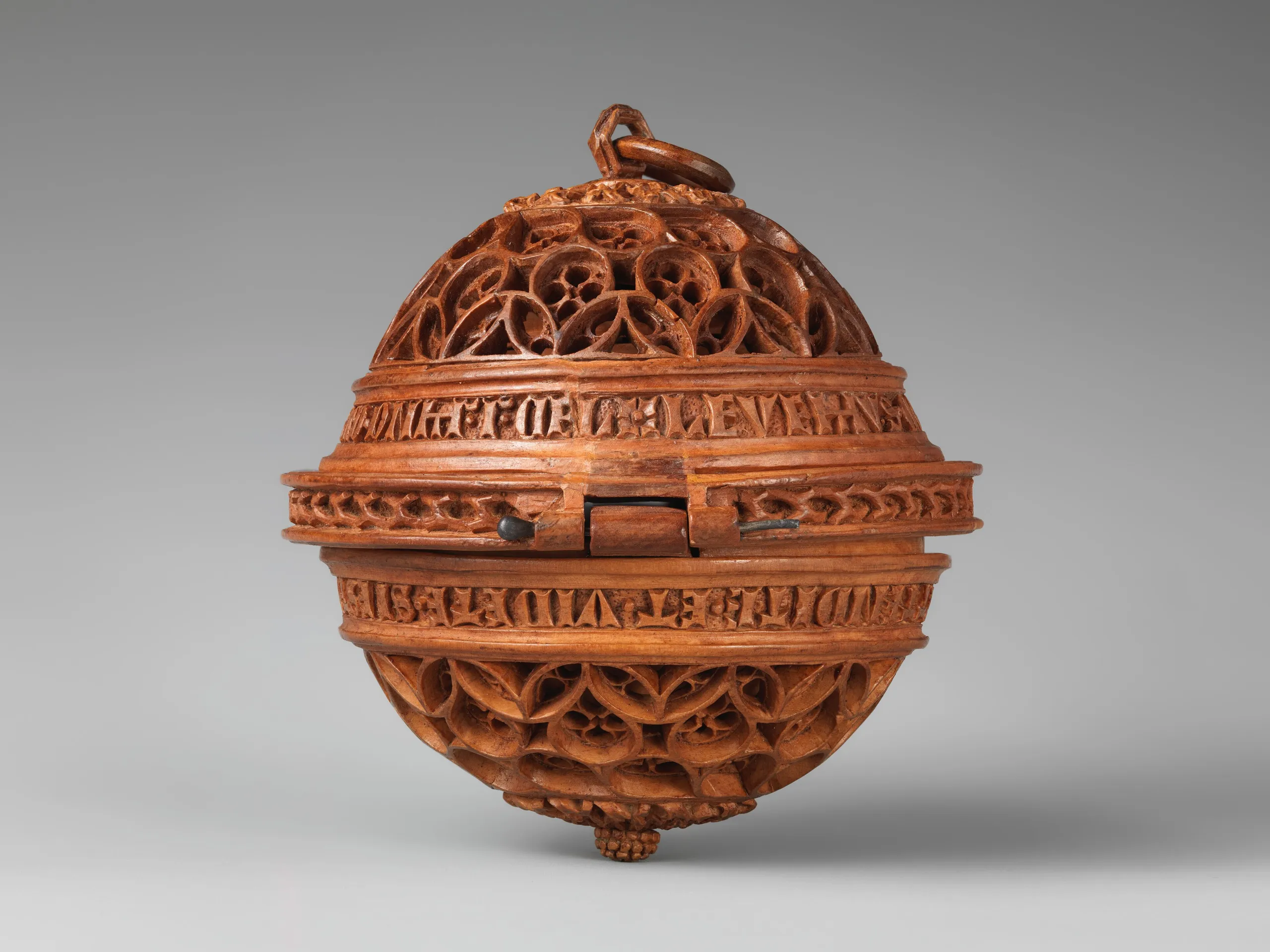 Anonymous Netherlandish carver, Połowa paciorka modlitewnego z Ukrzyżowaniem